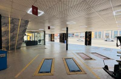 Commercial Warehouse/Showroom for Rent in Al Quoz 4 – 6,640 Sqft | Garage & Tyre Shop Activity | AED 1,275,000/Year | Newly Renovated